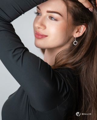 Stříbrná visací souprava KROUŽKY dodá vašemu looku jemný třpyt a ženskost – od všedního dne po večerní události. 🌟 A teď...