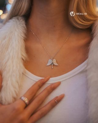 Sváteční chvíle si žádají něco výjimečného. Andělský šperk, který zazáří. ✨🤍 #bealio #stribrnesperky #andel #vanoce